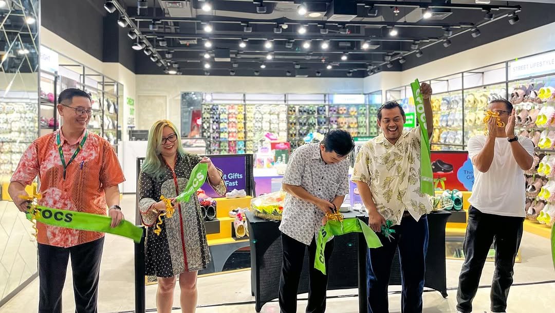 GRAND OPENING CROCS : TOKO SANDAL BERLABEL CROCS HADIR DI JCM