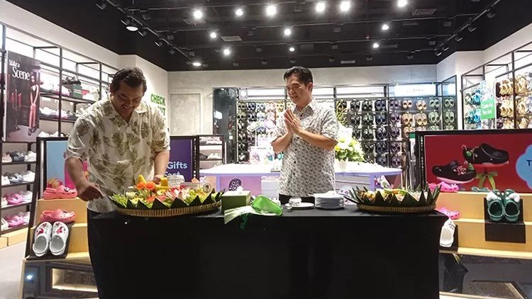 GRAND OPENING CROCS : TOKO SANDAL BERLABEL CROCS HADIR DI JCM
