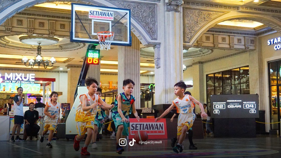 3x3 BASKET IN THE MALL