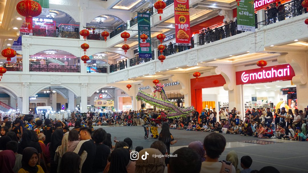 NGABUBURIT ASIK DI JCM